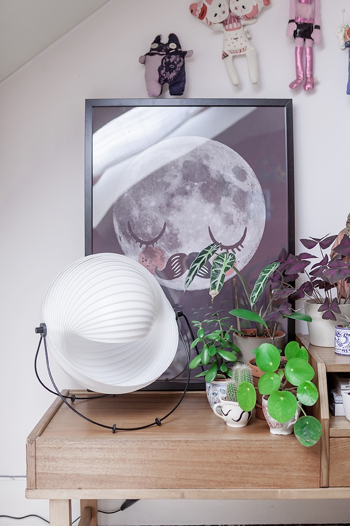 Un coin vert dans le salon et une lampe Eclipse par Mauricio Klabin pour Objekto. #Oxalis #PileaPeperomioïde #Alocasia #cactus Un coin vert dans le salon et une lampe Eclipse par Mauricio Klabin pour Objekto. #Oxalis #PileaPeperomioïde #Alocasia #cactus